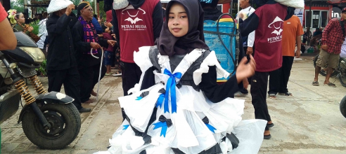 Cica, Siswa SDN Sumuradem 2, Tampil Memukau di Karnaval Sedekah Bumi dengan Kostum Daur Ulang dari Limbah Plastik