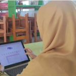 Foto Guru bersiap bersama Laptop