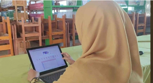 Foto Guru bersiap bersama Laptop